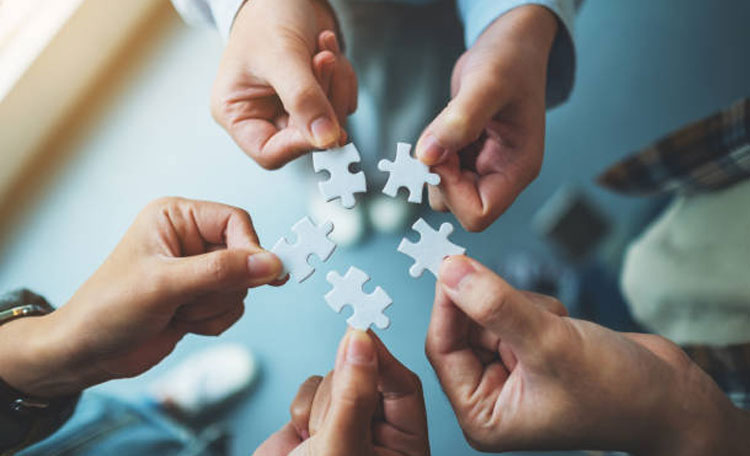 hands with puzzle